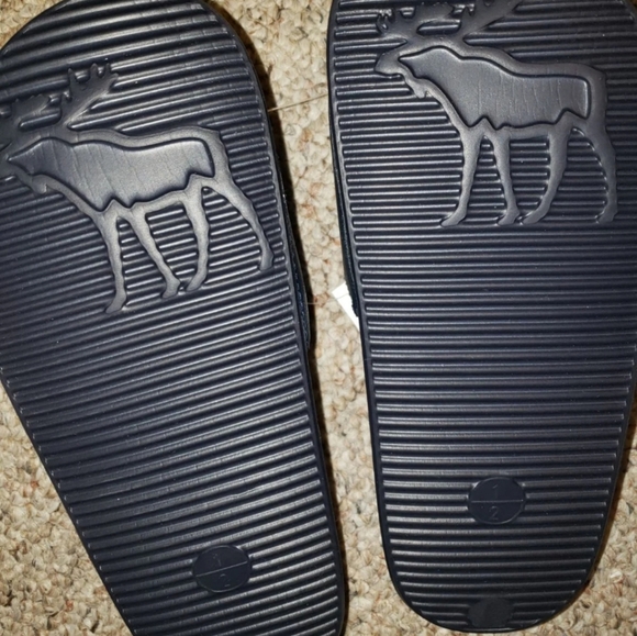 5/6 Abercrombie kids slides w/logo - Picture 3 of 4